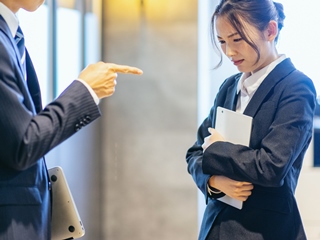 上司から怒られる女性